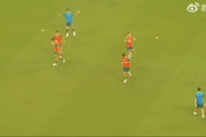 体育直播-记者：国安派出双外援的轮换阵容 法比奥赛前召集球队作动员