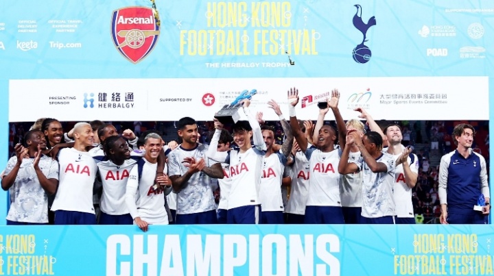 原来已是告别前天颁奖罗梅罗强行为孙兴慜戴袖标,让队长捧杯