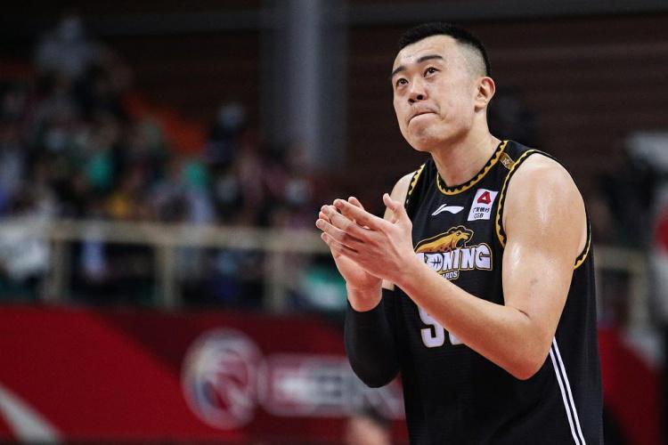 华体会体育app-入选次数不多!韩德君国家队生涯场均7.3分4.8篮板1.1助攻