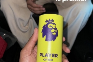 欣慰！埃基蒂克经纪人社媒晒全场最佳奖杯