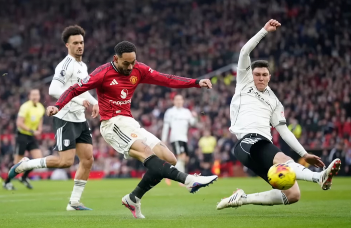 下载-萨拉赫对阵纽卡斯尔老将的一次动作引发警钟|穆罕默德·萨拉赫|利物浦|特里皮尔|史蒂夫-尼科尔|穆罕默德-萨拉赫_新浪体育_新浪新闻