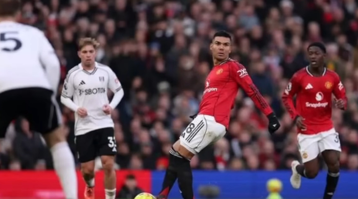 下载-萨拉赫对阵纽卡斯尔老将的一次动作引发警钟|穆罕默德·萨拉赫|利物浦|特里皮尔|史蒂夫-尼科尔|穆罕默德-萨拉赫_新浪体育_新浪新闻