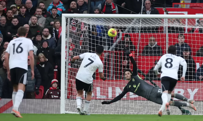 下载-萨拉赫对阵纽卡斯尔老将的一次动作引发警钟|穆罕默德·萨拉赫|利物浦|特里皮尔|史蒂夫-尼科尔|穆罕默德-萨拉赫_新浪体育_新浪新闻