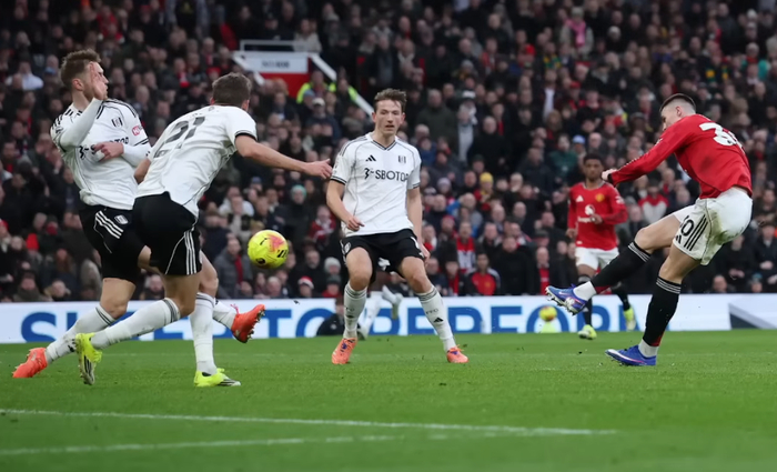 下载-萨拉赫对阵纽卡斯尔老将的一次动作引发警钟|穆罕默德·萨拉赫|利物浦|特里皮尔|史蒂夫-尼科尔|穆罕默德-萨拉赫_新浪体育_新浪新闻